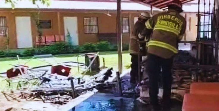 Bomberos de Hermosillo apoyan en incendio de bodega del DIF en Ures