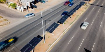 Impulsa Gobierno Municipal energías limpias con instalación de paneles solares en bulevar Manuel Clouthier