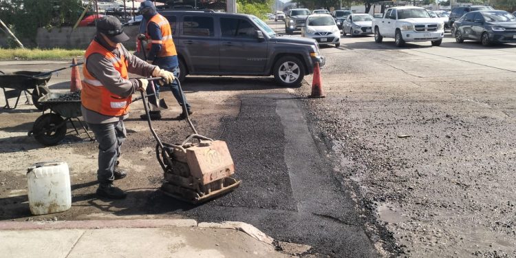 Avanza bacheo en distintos sectores de Hermosillo este jueves