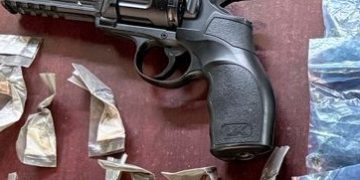 Asegura Policía Estatal y Defensa arma de réplica y narcótico durante detención en Hermosillo