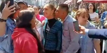 Acosa ciudadano a Claudia Sheinbaum cuando caminaba por Centro Histórico de CDMX