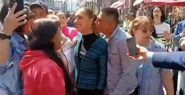 Acosa ciudadano a Claudia Sheinbaum cuando caminaba por Centro Histórico de CDMX