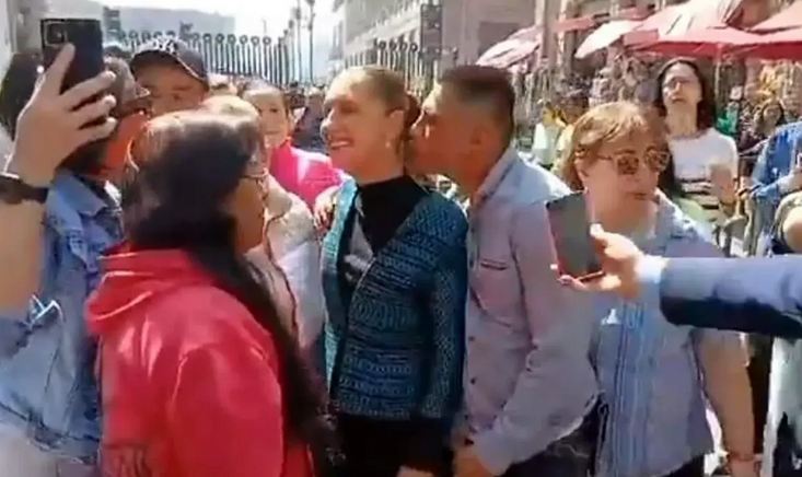 Acosa ciudadano a Claudia Sheinbaum cuando caminaba por Centro Histórico de CDMX