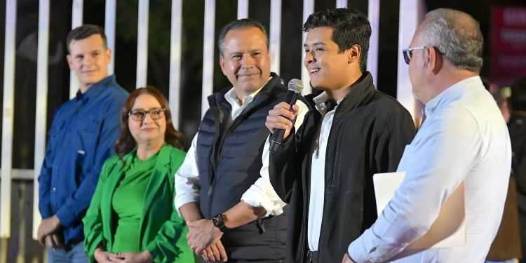 Beneficia Toño Astiazarán a estudiantes del Cobach Norte con tramo iluminado de Camina Segura