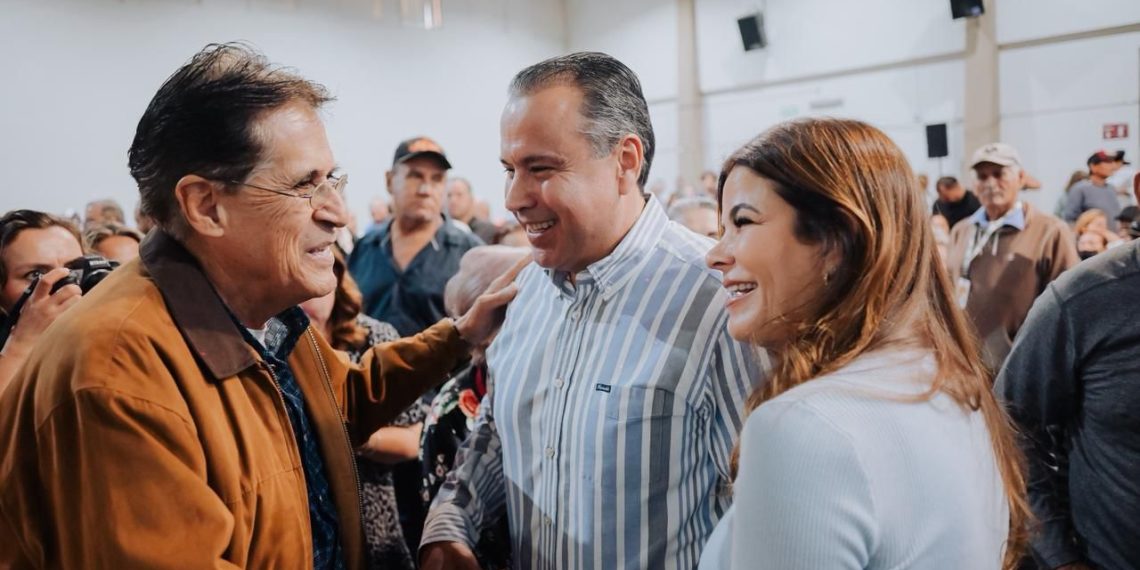 Construyen sonrisas Toño Astiazarán y Patty Ruibal con entrega de prótesis dentales a adultos mayores