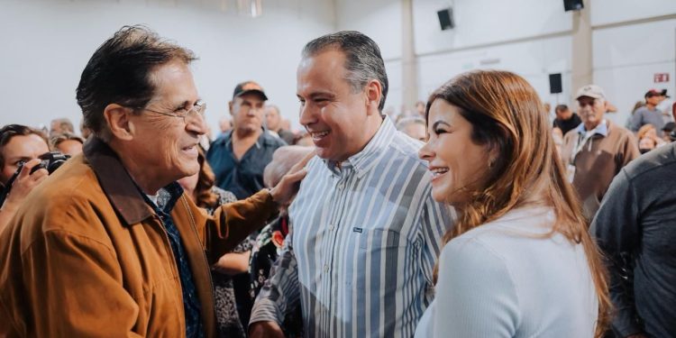 Construyen sonrisas Toño Astiazarán y Patty Ruibal con entrega de prótesis dentales a adultos mayores