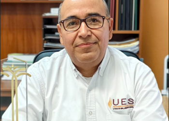 Docente de la UES recibe premio internacional por su investigación sobre la palma datilera