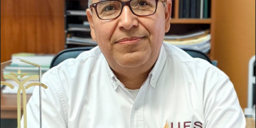 Docente de la UES recibe premio internacional por su investigación sobre la palma datilera