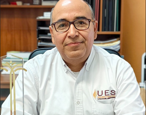 Docente de la UES recibe premio internacional por su investigación sobre la palma datilera