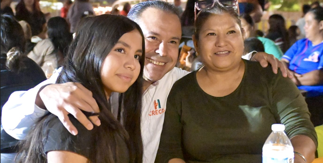 Comparte Toño Astiazarán espíritu navideño con familias de Parque Central en Posada CRECES