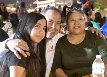 Comparte Toño Astiazarán espíritu navideño con familias de Parque Central en Posada CRECES