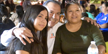 Comparte Toño Astiazarán espíritu navideño con familias de Parque Central en Posada CRECES