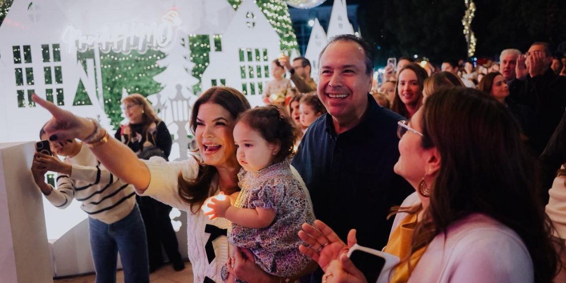 Viven familias de Hermosillo espectacular encendido de árbol navideño
