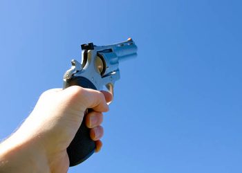 Disparar al aire es un delito y pone vidas en riesgo