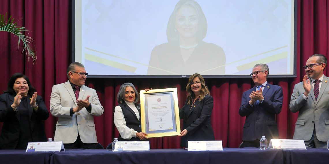 Universidad de Sonora reconoce a Maria del Carmen Candia Plata con el Premio a la Trayectoria y al Mérito Académico 2025