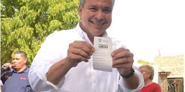 Ejerce Toño Astiazarán su voto en presupuesto CRECES, junto a familias de Real del Llano