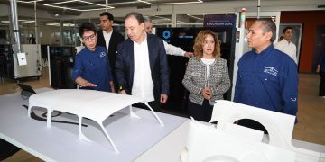Gobernador Durazo supervisa avances del primer vehículo eléctrico que se construye en Sonora
