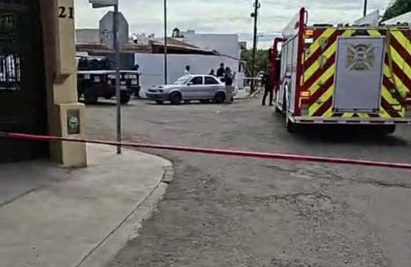 Muere trabajador de obra tras sufrir descarga eléctrica y quedar empalado en cerco en Santa Fe