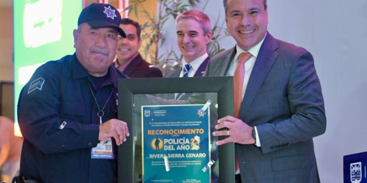 Entrega Toño Astiazarán condecoraciones y premia al Policía del Año 2025