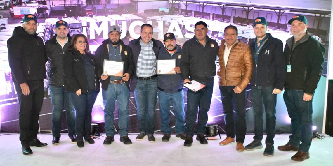 Celebra Toño Astiazarán a personal de recolección de basura con chocolatiza