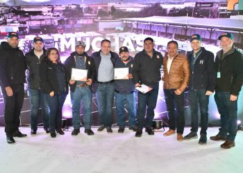 Celebra Toño Astiazarán a personal de recolección de basura con chocolatiza