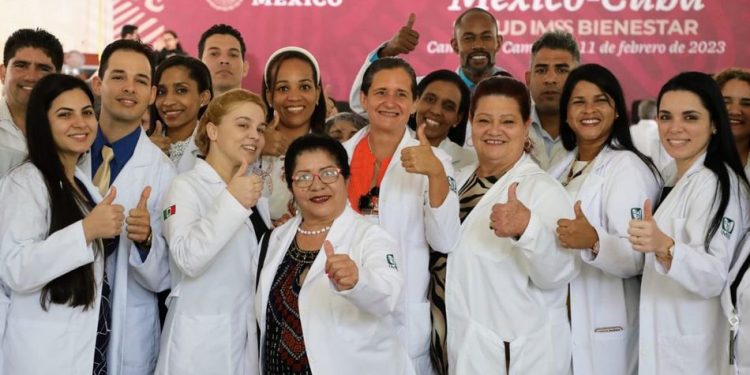 Gobierno gasta 2 mil millones de pesos en comida y hospedaje de médicos cubanos en 2025