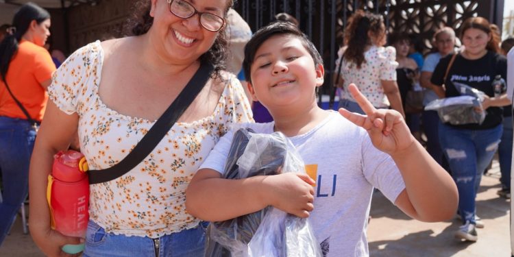 Entregará SEC uniformes escolares 2026–2027 en las escuelas