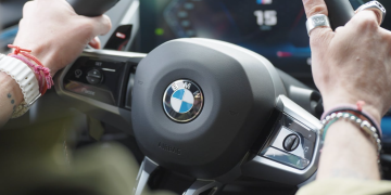 BMW llama a revisión cientos de miles de autos por riesgo de incendio
