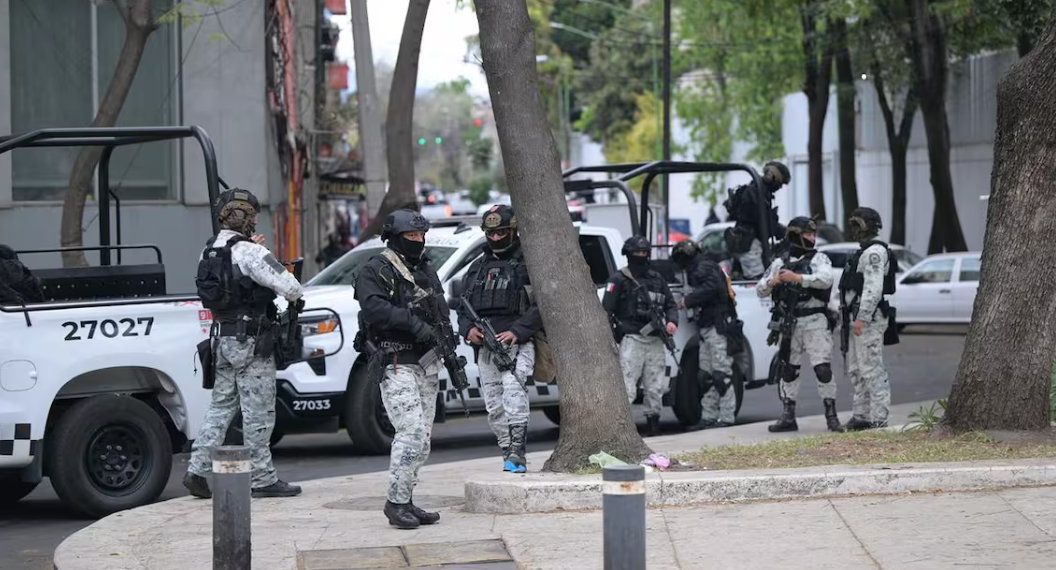 Trasladan cuerpos a instalaciones de la FEMDO en CDMX con los restos de cuatro personas abatidas durante el operativo federal realizado en Tapalpa, Jalisco, entre los que se encontraría Nemesio Oseguera Cervantes, “El Mencho”