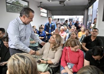 Acerca Toño Astiazarán servicios de “Miércoles en tu colonia” a familias de Villa Bonita