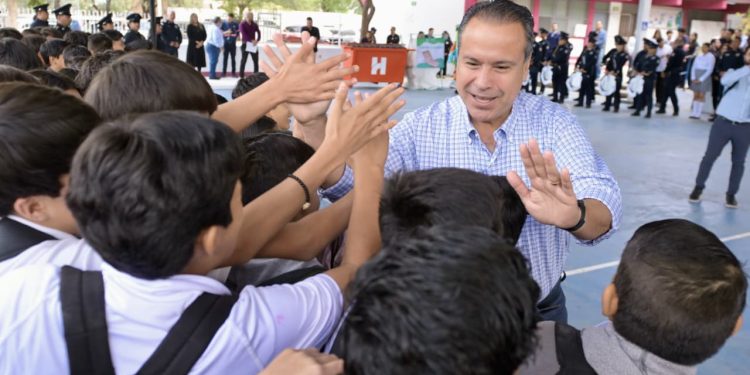 Reconoce Toño Astiazarán a estudiantes de la secundaria 9 que ganaron concurso de calaveras con material reciclado