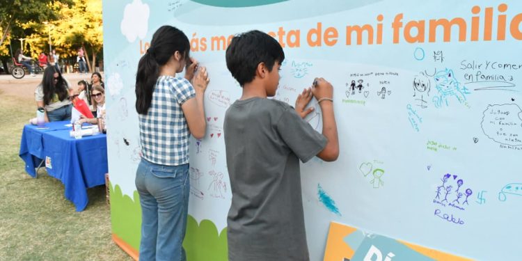 Disfrutan “Picnic de la Familia” en el Parque Madero