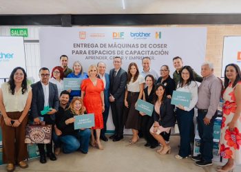 Impulsan Patty Ruibal y Toño Astiazarán autoempleo al otorgar 100 máquinas de coser donadas por la empresa Brother