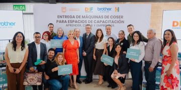 Impulsan Patty Ruibal y Toño Astiazarán autoempleo al otorgar 100 máquinas de coser donadas por la empresa Brother