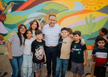 Apoyan Toño Astiazarán y Patty Ruibal talento de niñez hermosillense con mural comunitario en CIF Norte