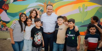 Apoyan Toño Astiazarán y Patty Ruibal talento de niñez hermosillense con mural comunitario en CIF Norte
