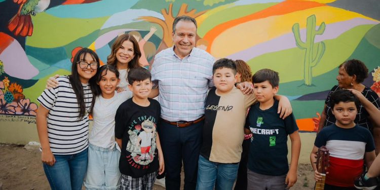 Apoyan Toño Astiazarán y Patty Ruibal talento de niñez hermosillense con mural comunitario en CIF Norte