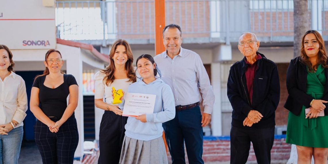 Reconocen Toño Astiazarán y Patty Ruibal a más de 600 estudiantes graduados del programa “Advertencia” en Secundaria General 3