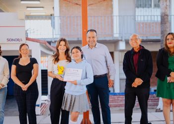 Reconocen Toño Astiazarán y Patty Ruibal a más de 600 estudiantes graduados del programa “Advertencia” en Secundaria General 3