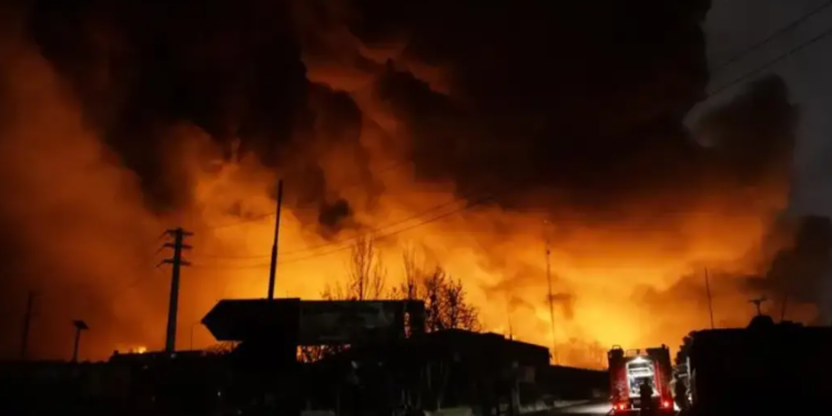 Gasolina alcanza los 3.47 dólares por galón en EU mientras el petróleo se dispara a su nivel más alto desde 2022