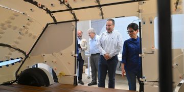 Reconoce Toño Astiazarán talento local que trabaja en vehículo eléctrico multipropósito