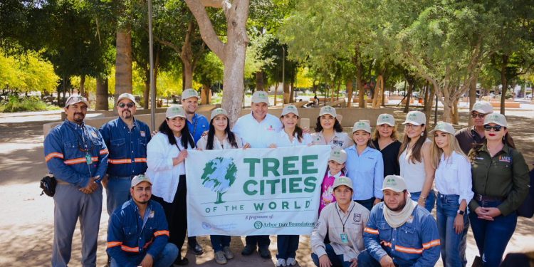 Celebra Toño Astiazarán reconocimiento de Hermosillo como Ciudad Árbol en el Mundo con siembra de guayacanes en el Parque Madero