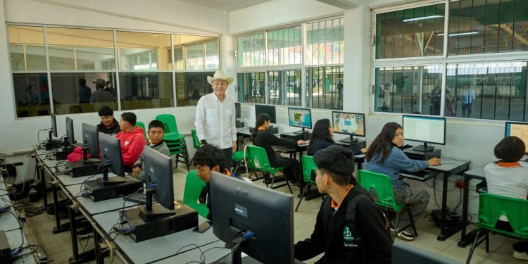 Gobernador Durazo respalda la educación de estudiantes de Miguel Alemán con becas y mejoras en planteles