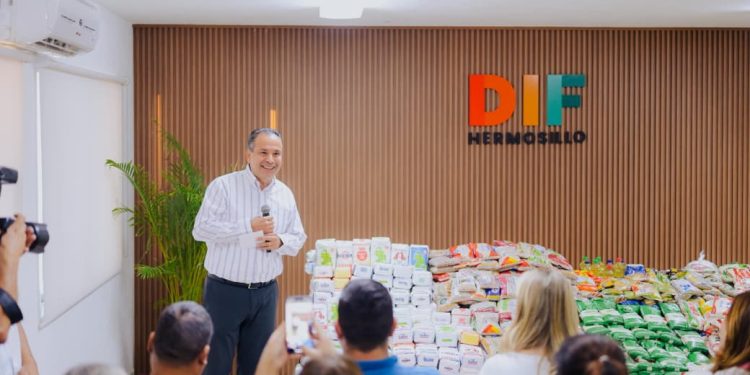 Ayudan Toño Astiazarán y Patty Ruibal a instituciones altruistas con paquetes alimenticios donados en Semana Santa