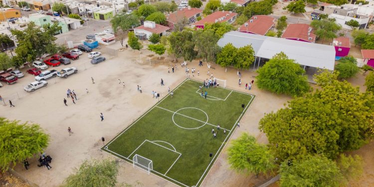 Hace equipo Toño Astiazarán a favor del deporte con la entrega de cancha de futbol en Las Lomas