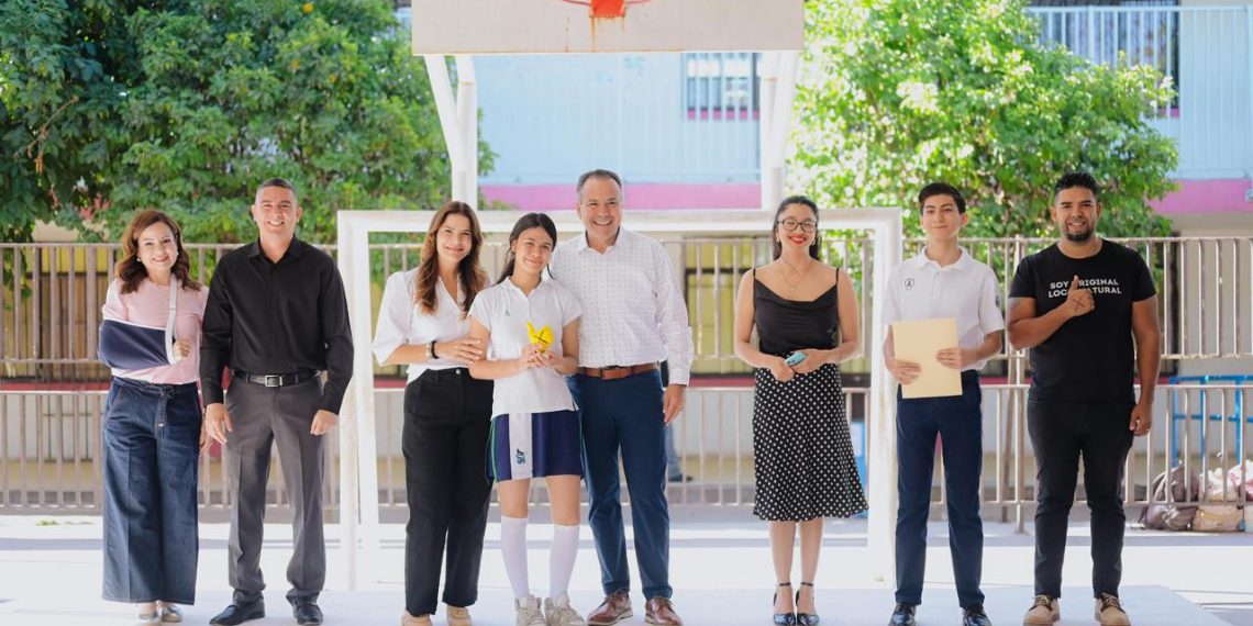 Suman Toño Astiazarán y Patty Ruibal a más de mil estudiantes de la Secundaria No. 24 en la prevención de adicciones