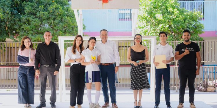 Suman Toño Astiazarán y Patty Ruibal a más de mil estudiantes de la Secundaria No. 24 en la prevención de adicciones