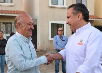 Atiende Toño Astiazarán a vecinas y vecinos de Urbi Villa del Cedro