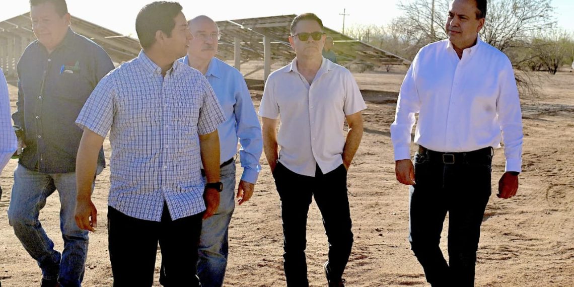 Supervisa Toño Astiazaran operación de 3 mil paneles solares para eficientar suministro de agua en los hogares
