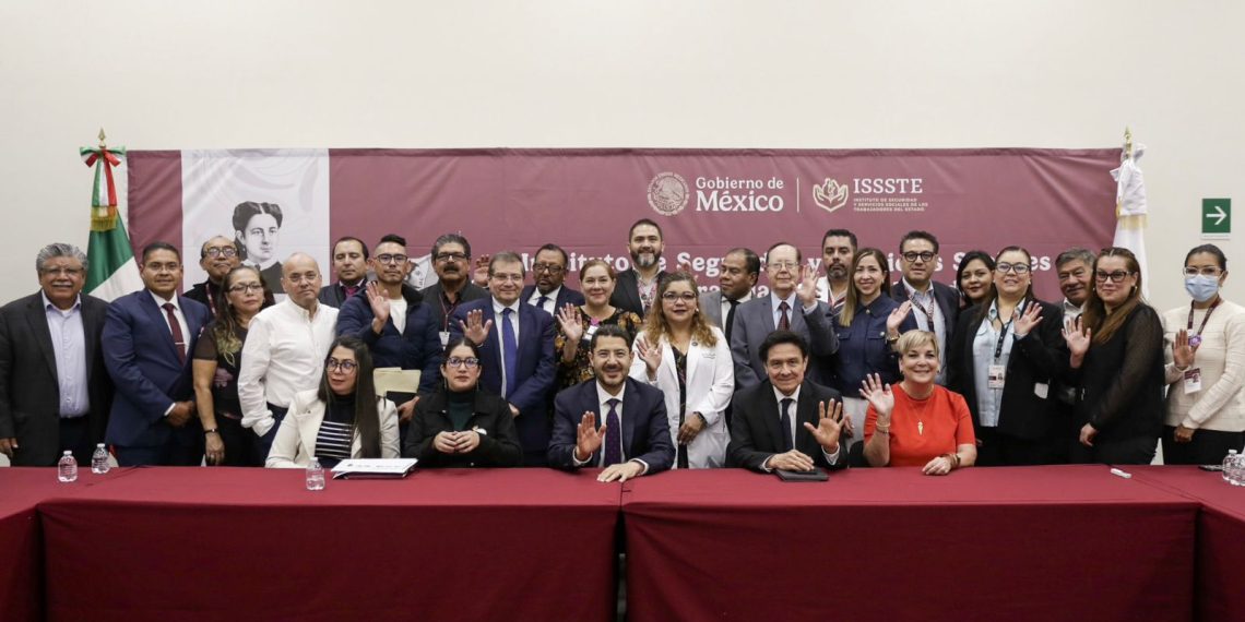 Martí Batres encabeza reunión con directoras y directores de hospitales del ISSSTE